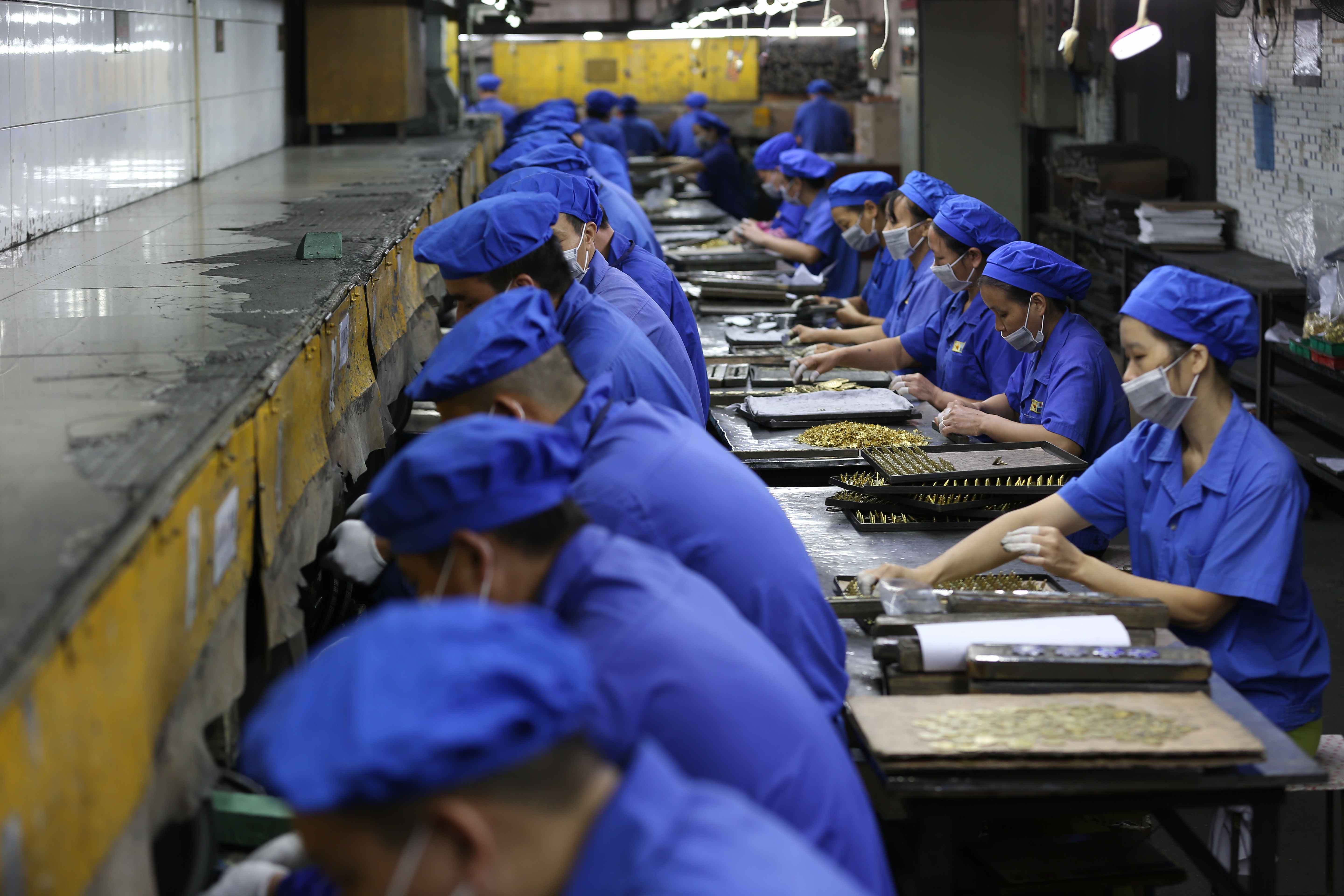 Happy gift Polishing workshop - Dongguan happy gift Polishing workshop showing professional gift product polishing process and quality control in manufacturing facility.